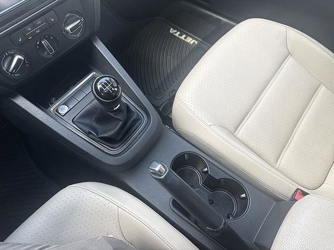 Used 2017 Volkswagen Jetta SE image 17