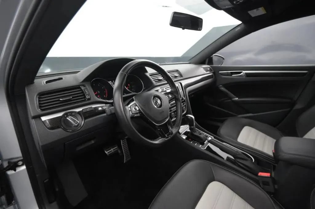 Used 2018 Volkswagen Passat GT FWD image 32