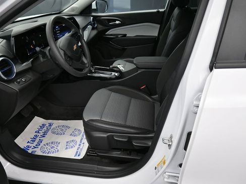 Used 2025 Chevrolet Trax LT FWD image 26