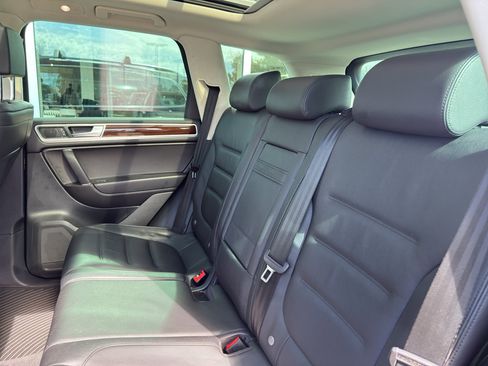 Used 2016 Volkswagen Touareg TDI image 17