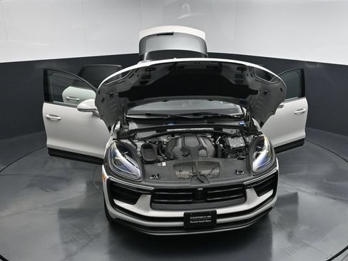Certified 2025 Porsche Macan AWD/4WD image 30