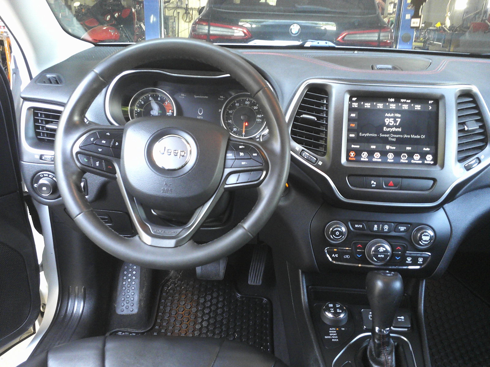 Used 2020 Jeep Cherokee Trailhawk AWD/4WD image 16