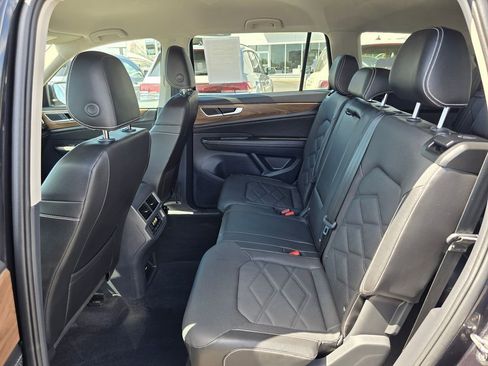 Used 2024 Volkswagen Atlas SE AWD/4WD image 16