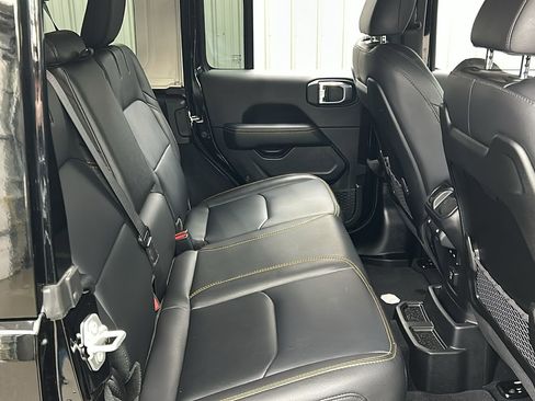 Used 2025 Jeep Wrangler Unlimited Sahara image 36