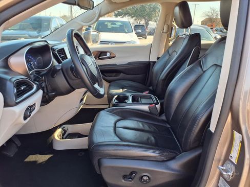 Used 2017 Chrysler Pacifica Touring-L image 16