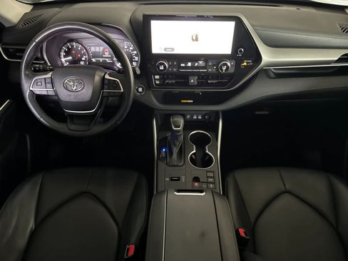 Used 2023 Toyota Highlander XLE FWD image 3