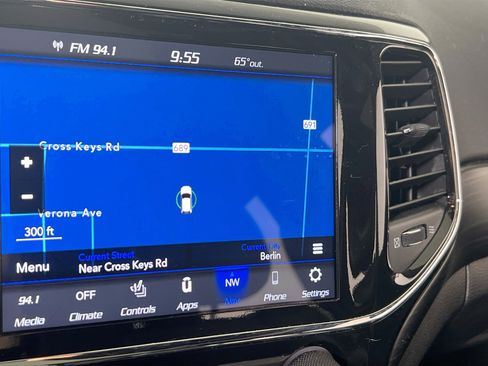 Used 2022 Jeep Grand Cherokee Laredo X image 13