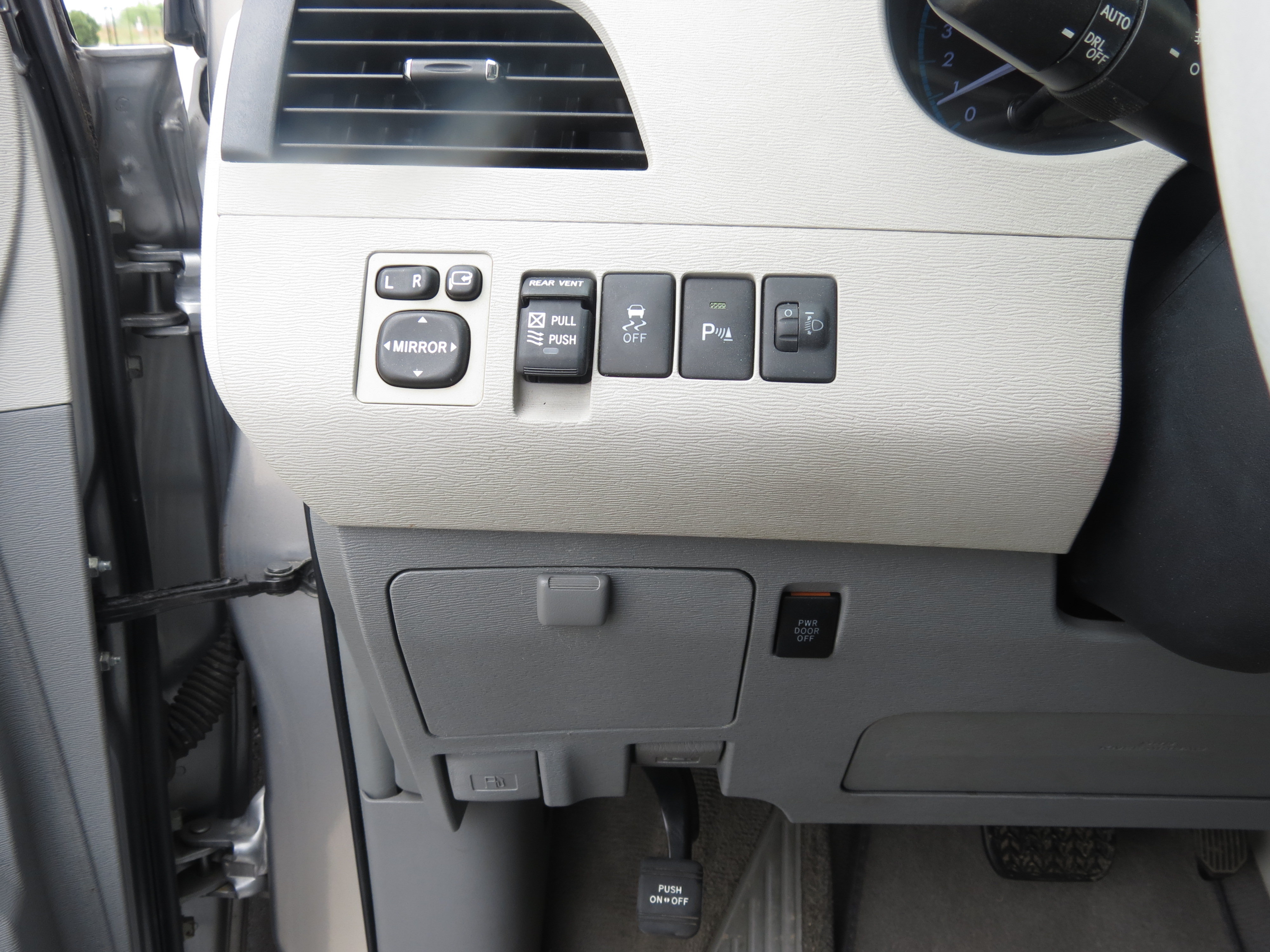 Used 2011 Toyota Sienna Limited w/ Premium Pkg FWD image 11