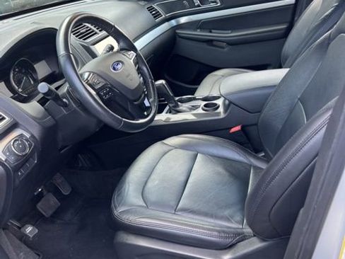 Used 2017 Ford Explorer XLT w/ Equipment Group 202A FWD image 5