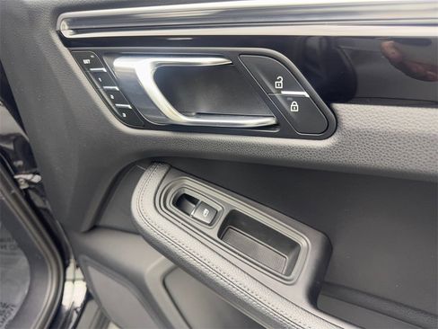 Used 2023 Porsche Macan image 47