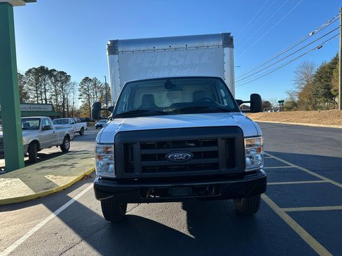 Used 2022 Ford E-350 and Econoline 350 Super Duty image 2
