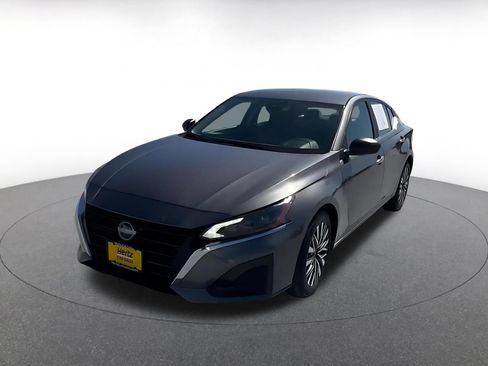 Used 2025 Nissan Altima 2.5 SV FWD image 4