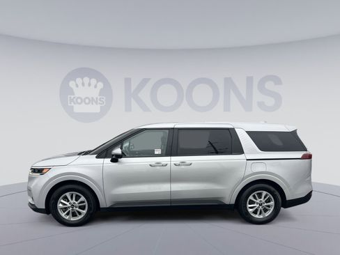 Used 2023 Kia Carnival LX image 2