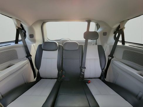 Used 2010 Chrysler Town & Country Touring Plus w/ Premium Group image 26