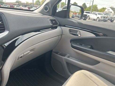 Used 2017 Honda Pilot Touring image 14