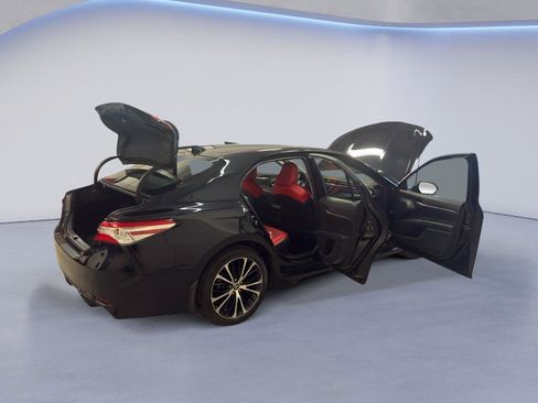 Used 2020 Toyota Camry SE w/ Sunroof Package image 13