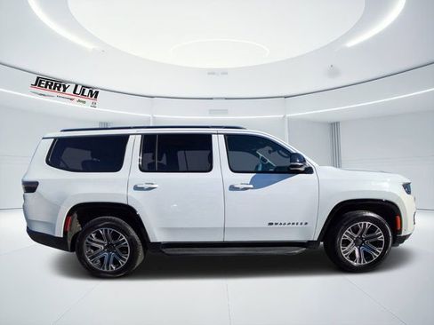 Used 2024 Jeep Wagoneer Series II image 2