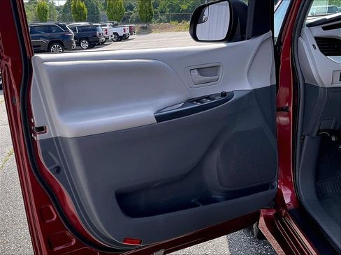 Used 2019 Toyota Sienna L w/ Carpet Mat Package FWD image 6