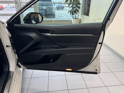 Used 2018 Toyota Camry SE w/ Moonroof Package FWD image 18