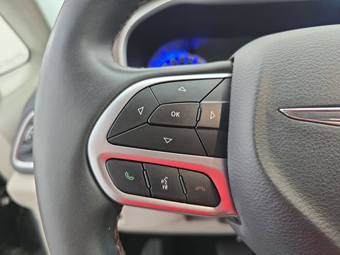 Used 2018 Chrysler Pacifica Touring-L image 18