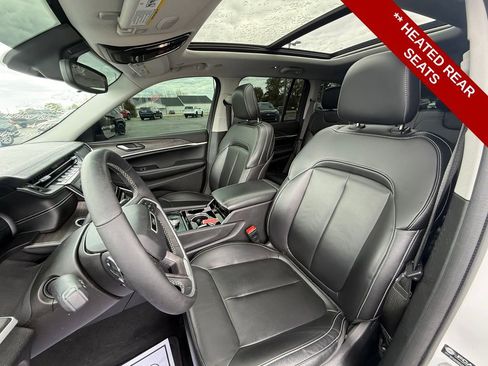 Used 2023 Jeep Grand Cherokee Limited w/ Black Appearance Package AWD/4WD image 15