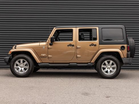 Used 2015 Jeep Wrangler Unlimited Sahara w/ Connectivity Group AWD/4WD image 2