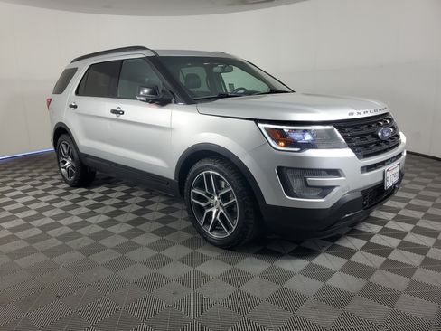 Used 2017 Ford Explorer Sport w/ Equipment Group 401A AWD/4WD image 2