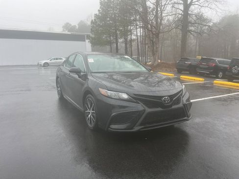 Used 2023 Toyota Camry SE image 4