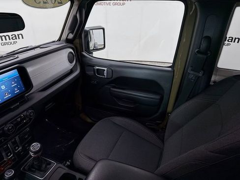Used 2025 Jeep Wrangler Willys image 21