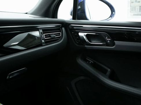 Certified 2025 Porsche Macan image 30