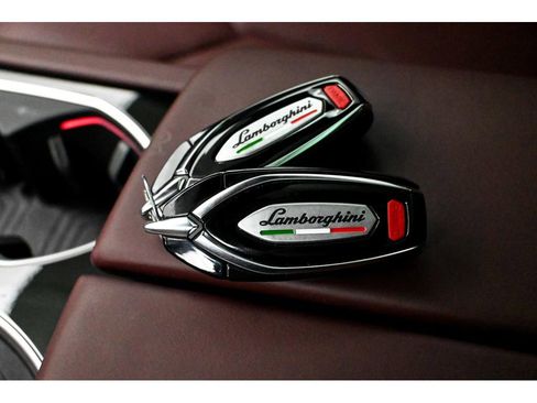 Used 2025 Lamborghini Urus SE image 86