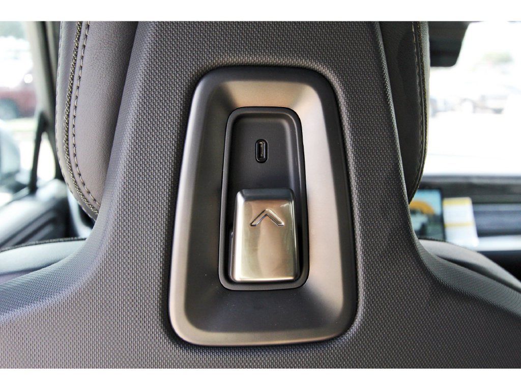 Used 2026 Rivian R1S Adventure Dual AWD/4WD image 12