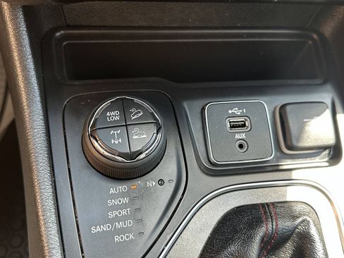 Used 2020 Jeep Cherokee Trailhawk w/ Cold Weather Group AWD/4WD image 16