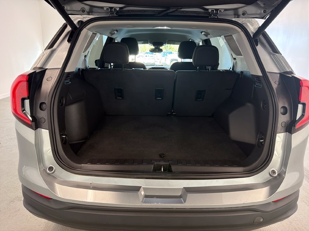 Used 2023 GMC Terrain SLE w/ Driver Convenience Package FWD image 8