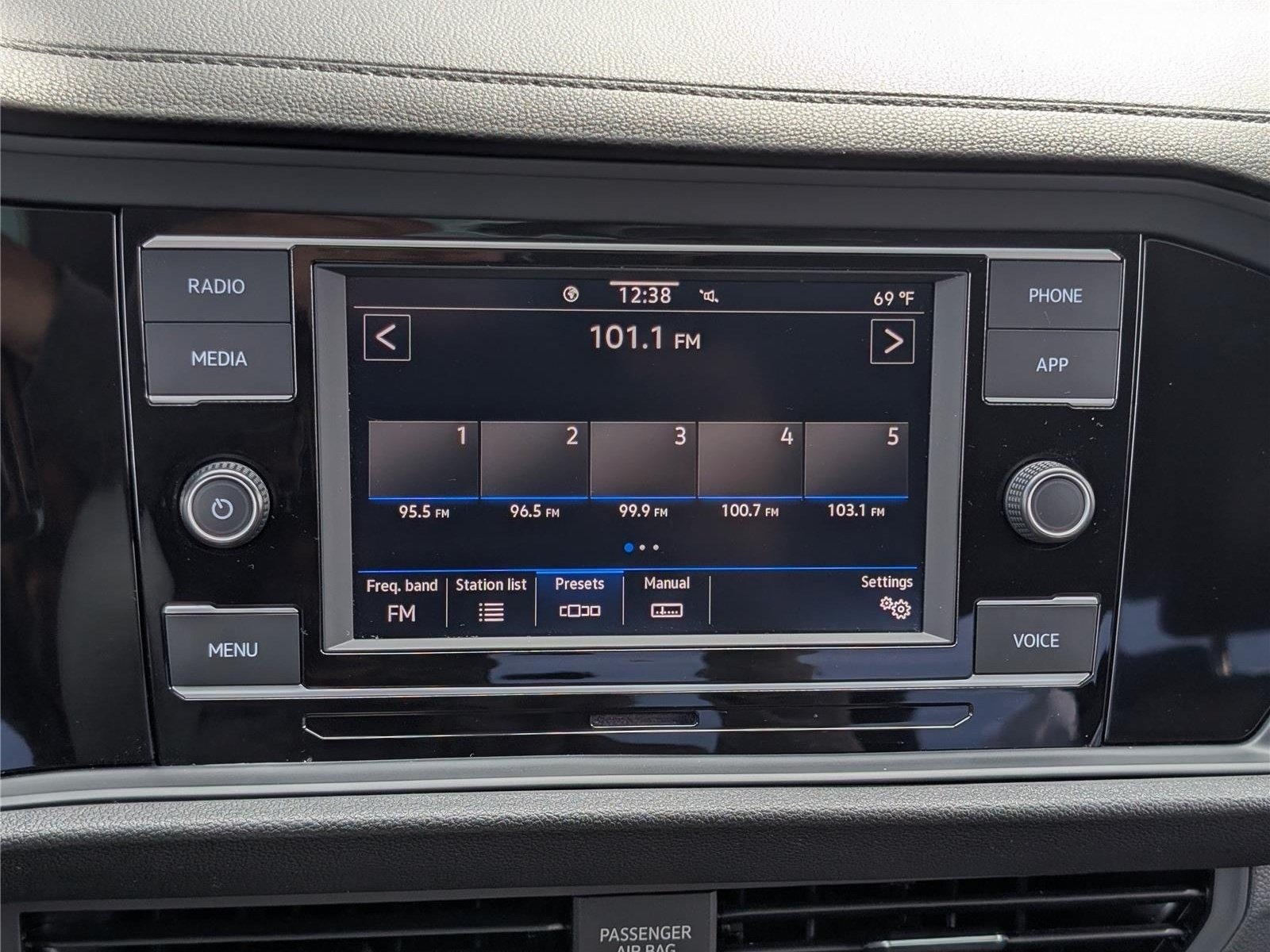 Used 2023 Volkswagen Jetta SE w/ Panoramic Sunroof Package FWD image 28