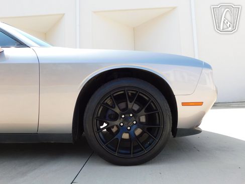 Used 2015 Dodge Challenger SXT w/ Driver Convenience Group RWD image 33
