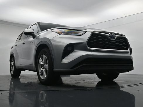 Used 2021 Toyota Highlander LE FWD image 18