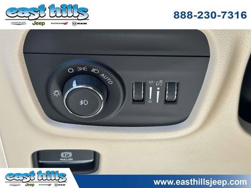 Certified 2023 Jeep Grand Cherokee Limited w/ Luxury Tech Group II AWD/4WD image 29