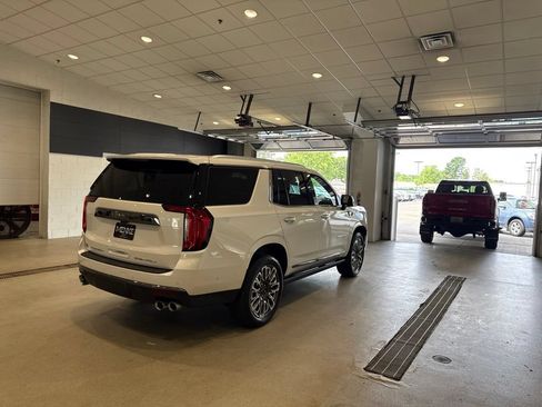 Used 2023 GMC Yukon Denali Ultimate w/ LPO, Floor Liner Package AWD/4WD image 7
