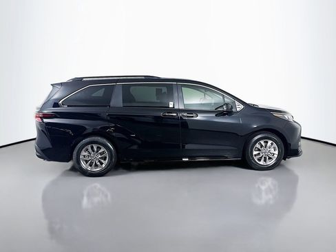 New 2026 Toyota Sienna XLE image 4