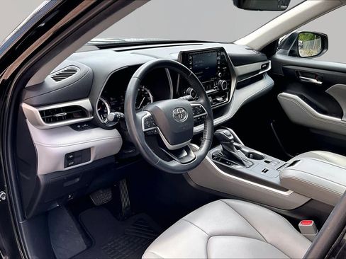 Used 2022 Toyota Highlander XLE FWD image 18