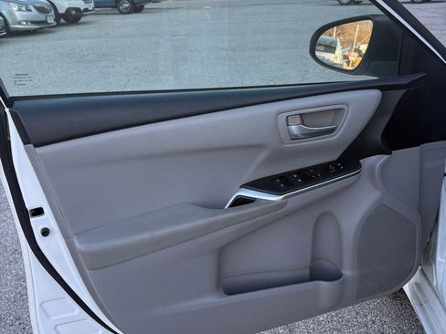 Used 2015 Toyota Camry LE image 10
