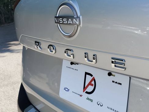 Used 2023 Nissan Rogue SV AWD/4WD image 7