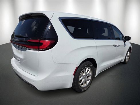 Used 2023 Chrysler Pacifica Touring-L image 4