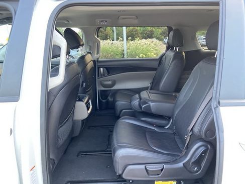 Used 2025 Kia Carnival FWD image 48