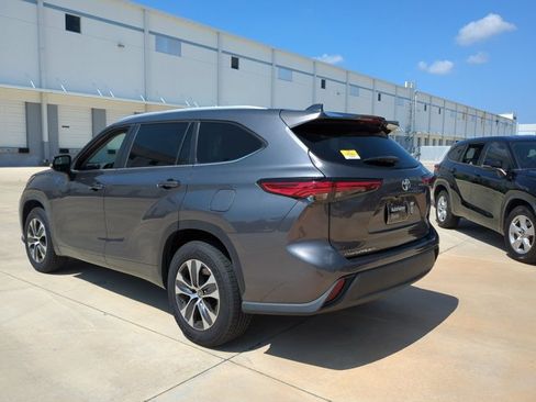 Used 2023 Toyota Highlander XLE FWD image 7