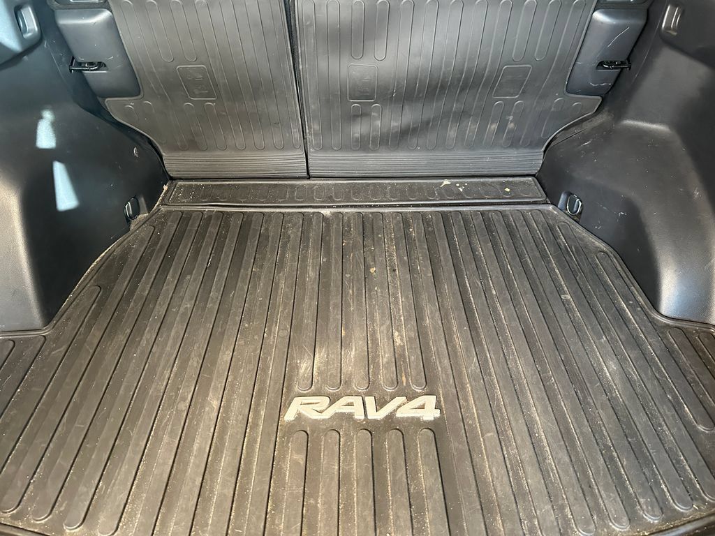Used 2021 Toyota RAV4 LE AWD/4WD image 22