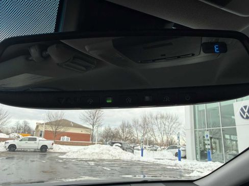 Used 2018 Toyota Camry XLE image 32