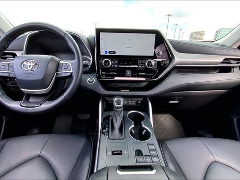 Certified 2025 Toyota Highlander XLE image 14