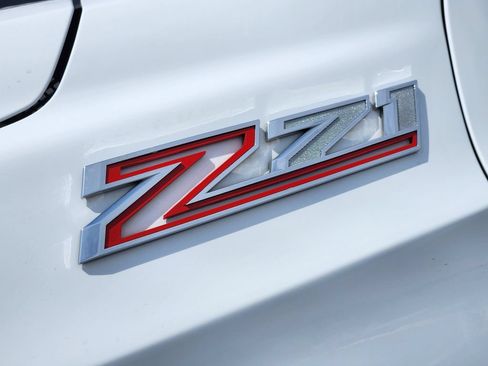 Used 2022 Chevrolet Tahoe Z71 w/ Luxury Package AWD/4WD image 12